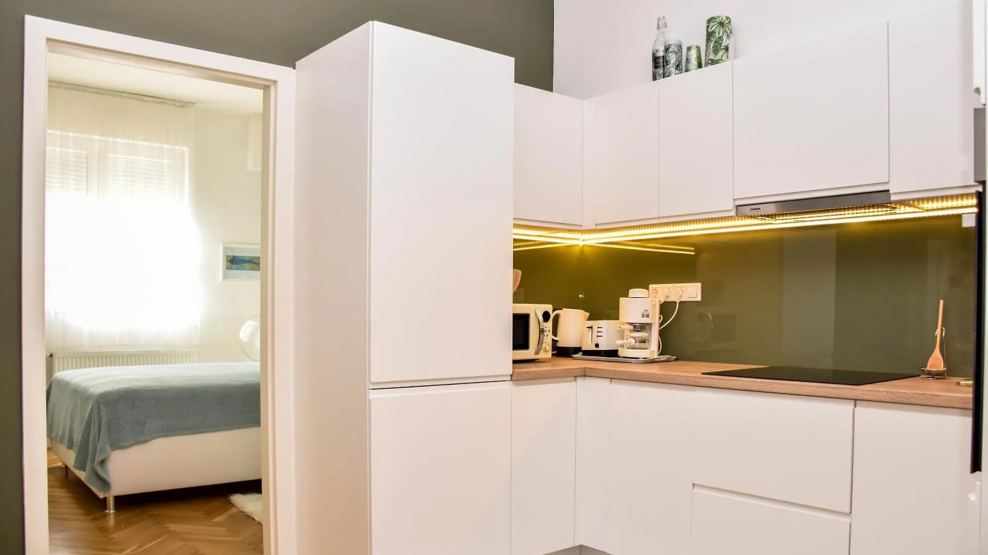 Mint Pearl Apartment 3 Rooms 2 Bathrooms At Kalvin Square Budapest 0*,  Hungary
